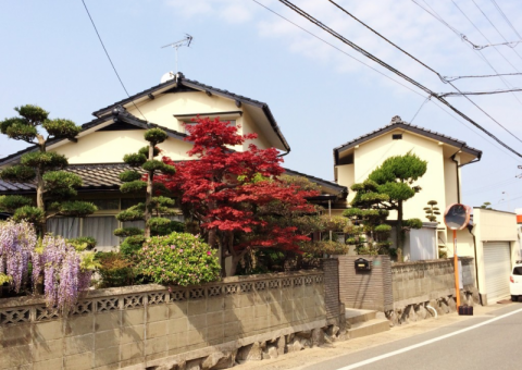 福岡県太宰府市梅が丘のT様邸で外壁の汚れと屋根の色あせを改善する外壁塗装と屋根塗装工事を行いました。4/18完成です。【HPより】