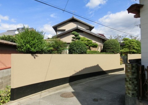 福岡県久留米市のH様邸で外壁のくすみと屋根の色あせを一新する外壁塗装と屋根塗装工事を行いました。10/17完成です。【HPより】