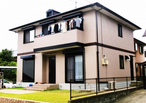 福岡県久留米市北野町のT様邸でチョーキングやシーリングの劣化に対応した外壁と屋根の塗装工事を行いました。9/17完成です。【HPより】