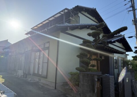 福岡県福岡市早良区野芥のN様邸で、経年劣化による色褪せ対策と美観回復を目的とした外壁塗装工事を行いました！5/7完成です。【HPより】