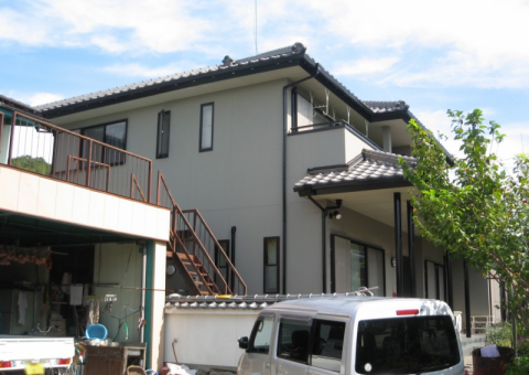福岡県久留米市藤山町のN様邸でチョーキングや汚れが目立つ外壁を保護する塗装工事を行いました。7/10完成です。【HPより】