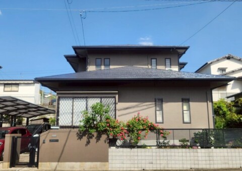 福岡県福岡市東区美和台のY様邸で外壁のひび割れや鉄部のサビを補修し屋根も含めた塗装工事を行いました。4/30完成です。【HPより】