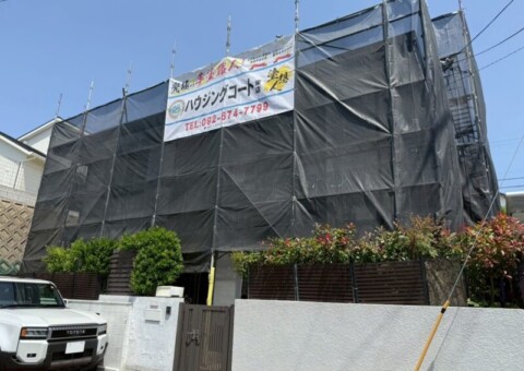 福岡県福岡市東区美和台のK様邸でチョーキングやひび割れが進行した外壁と色あせた屋根を美しく守る外壁塗装・屋根塗装工事を行っています。5/8着工です。【ご紹介より】
