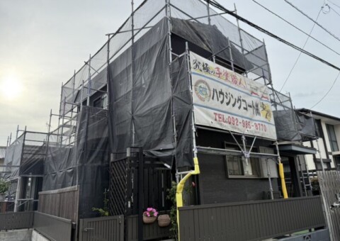 福岡県太宰府市水城のF様邸でコーキングの深い割れや外壁の色ムラ・剥がれを丁寧に補修する外壁塗装工事を行っています。5/20着工です。【HPより】