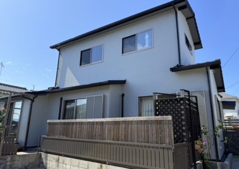 福岡県太宰府市水城のF様邸でコーキングの深い割れや外壁の色ムラ・剥がれを丁寧に補修する外壁塗装工事を行いました。6/17完成です。【HPより】