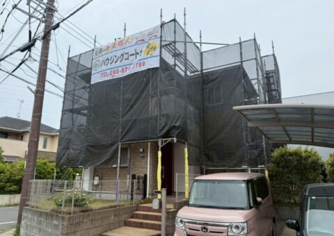 福岡県古賀市美明のK様邸でチョーキングやコーキングの劣化が進んだ外壁と屋根の塗装工事を行っています。5/23着工です。【HPより】