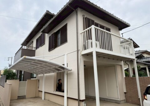 福岡県福岡市東区三苫のT様邸で屋根の色あせや外壁のひび割れとチョーキングを補修する塗装工事と玄関破風のガルバリウムカバー工事を行いました。5/23完成です。【HPより】