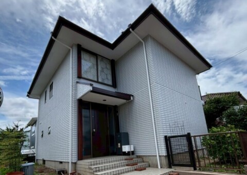 福岡県福岡市東区高美台のT様邸で外壁のひび割れや屋根の色あせに対応する外壁屋根塗装と屋根裏断熱材補充工事を行いました。2025年7月11日完成です。【HPより】