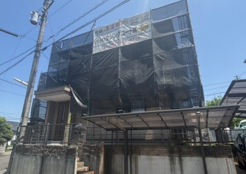 福岡県筑紫野市紫のH様邸で外壁のチョーキングやシーリングの劣化を補修し屋根と外壁を保護する塗装工事を行っています。5/27着工です。【ご来店より】