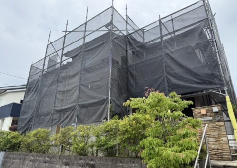 福岡県筑紫野市美しが丘南のM様邸で外壁のひび割れとコーキングの傷みを補修する屋根・外壁塗装工事を行っています。6/11着工です。【HPより】