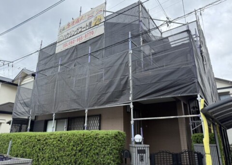福岡県太宰府市都府楼南のS様邸で外壁のひび割れやチョーキング現象を改善する外壁と屋根の塗装工事を行っています。6/13着工です。【HPより】