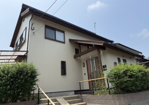 福岡県太宰府市高雄のI様邸で外壁の雨だれ汚れとひび割れを補修し屋根と一緒に守る塗装工事を行いました。2025年7月3日完成です。【HPより】