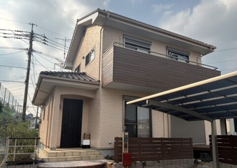 福岡県小郡市美鈴が丘のM様邸で外壁のコーキング劣化と汚れの蓄積を改善する外壁塗装工事を行いました。2025年7月4日完成です。【HPより】