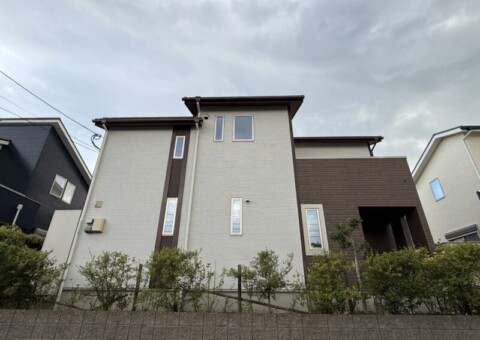 福岡県筑紫野市美しが丘南のM様邸で外壁のひび割れとコーキングの傷みを補修する屋根・外壁塗装工事を行いました。2025年7月15日完成です。【HPより】