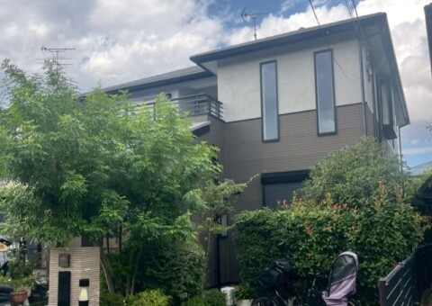 福岡県福岡市早良区飯倉のH様邸でCガードによる屋根カバー工法と遮熱塗装、外壁のデザイン塗装を行っています。2025年9月10日完成です。【チラシより】