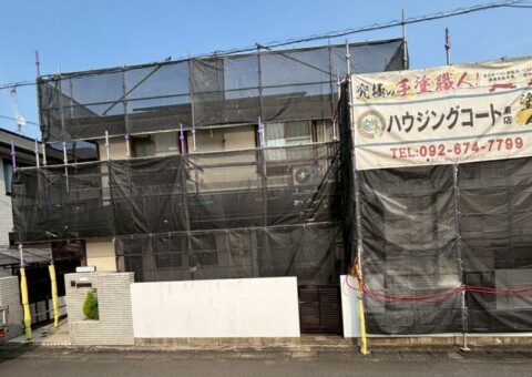 福岡市東区名島のN様邸でチョーキングやひび割れが見られる外壁と苔や色あせが進んだ屋根の塗装工事を行っています。2025年7月1日着工です。【チラシより】