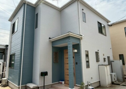 福岡県福岡市東区香椎駅東のH様邸でチョーキングやコケの発生、シーリング劣化を丁寧に補修する外壁塗装工事を行いました。6/25完成です。【HPより】