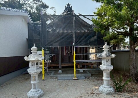 福岡県糟屋郡新宮町湊のT寺にて外壁のカビや木部の劣化を改善する外壁塗装を行っています。2025年7月3日着工です。【HPより】