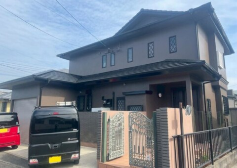 福岡県福岡市東区三苫のT様邸で外壁のひび割れやシーリングの劣化、屋根材の破損を丁寧に補修する外壁塗装と屋根工事を行いました。6/26完成です。【HPより】