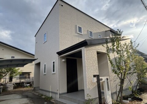 福岡県太宰府市青山のF様邸でコーキングの劣化と外壁の汚れを補修し遮熱塗料プロクールFで外壁屋根塗装工事を行いました。2025年8月29日完成です。【チラシより】