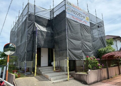 福岡県福岡市東区のT様邸で外壁のひび割れや屋根の色あせに対応する外壁屋根塗装と屋根裏断熱材補充工事を行っています。6/20着工です。【HPより】