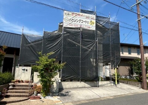 福岡県古賀市美明のY様邸で外壁のひび割れやシーリング劣化、塗膜の色あせが見られる部分を丁寧に補修する外壁塗装工事を行っています。2025年7月7日着工です。【HPより】
