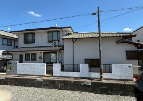 福岡市東区名島のN様邸でチョーキングやひび割れが見られる外壁と苔や色あせが進んだ屋根の塗装工事を行いました。2025年7月30日完成です。【チラシより】