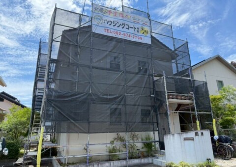 福岡市東区松崎のI様邸でチョーキングやひび割れ、シーリング劣化が見られる外壁の塗装工事を2025年7月より行っています