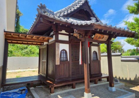 福岡県糟屋郡新宮町湊のT寺にて外壁のカビや木部の劣化を改善する外壁塗装を行いました。2025年7月20日完成です。【HPより】