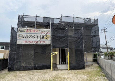 福岡県朝倉郡筑前町篠隈のI様邸でコーキングの劣化と外壁の汚れを改善する外壁塗装工事を行っています。2025年8月30日着工です。【HPより】