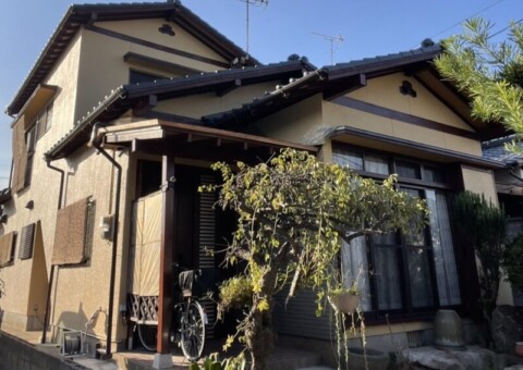 福岡県太宰府市宰府のH様邸で外壁のひび割れや雨染みを丁寧に補修する外壁塗装と屋根塗装工事を行いました。2025年10月1日完成です。【HPより】
