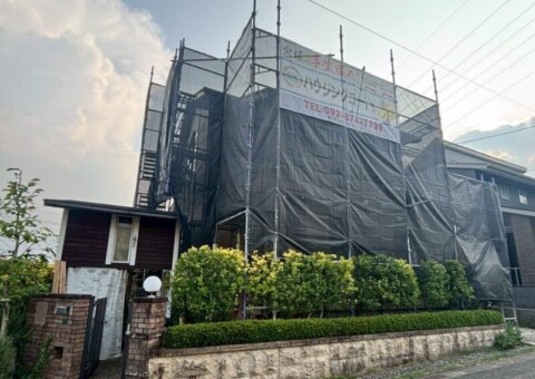 福岡県福岡市東区香椎台のN様邸でシーリングの劣化や帯の汚れを整える外壁クリヤー塗装工事を行っています。2025年8月18日着工です。【HPより】
