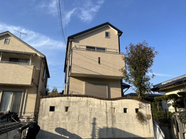 外壁の汚れは洗剤で落とせる？家庭用とプロの違いを徹底解説サムネイル