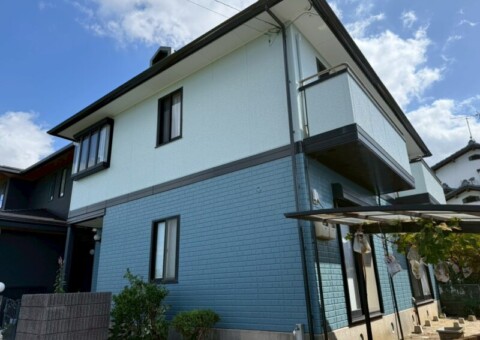 福岡県古賀市青柳町のM様邸で外壁のひび割れや塗膜剥がれを補修する外壁塗装と屋根のシーガード施工を行いました。2025年10月9日完成です。【HPより】