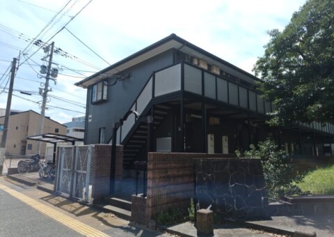 福岡県福岡市東区馬出のNアパートで外壁のひび割れやシーリングの劣化を補修する外壁塗装と屋根塗装工事を行いました。2025年8月31日完成です。【HPより】