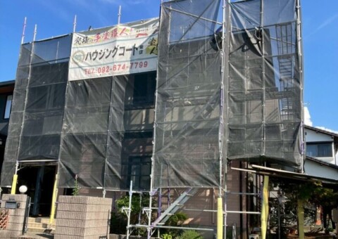 福岡県古賀市青柳町のM様邸で外壁のひび割れや塗膜剥がれを補修する外壁塗装と屋根のシーガード施工を行っています。2025年9月16日着工です。【HPより】