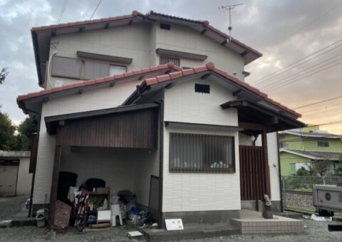 福岡県久留米市安武町のY様邸で外壁のひび割れやチョーキングを補修し屋根と外壁の塗装工事を行いました。2025年10月25日完成です。【HPより】