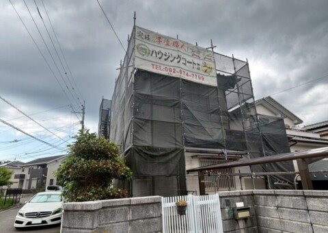 福岡県福岡市東区三苫のS様邸で外壁の劣化や軒天の傷みを直す外壁塗装と軒天張り替え波板張り替え工事を行っています。2025年8月19日着工です。【チラシより】