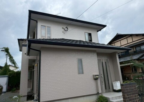 福岡県糟屋郡新宮町下府のH様邸でシーリングの割れや外壁の劣化を補修する外壁塗装工事を行いました。2025年10月2日完成です。【チラシより】