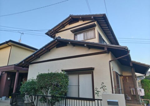福岡県福岡市東区土井のU様邸で外壁のひび割れや塗膜の劣化を補修し屋根の防水性を高める外壁屋根塗装工事を行いました。2025年10月17日完成です。【HPより】