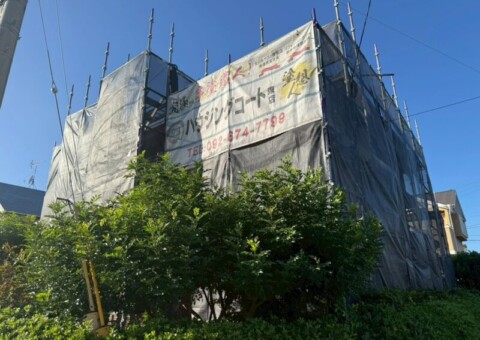 福岡県福津市若木台のA様邸で外壁と屋根の防水性能を高めながら美観を取り戻す塗装と防水工事を行っています。2025年10月9日着工です。【HPより】