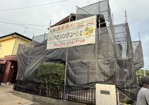福岡県福岡市東区土井のU様邸で外壁のひび割れや塗膜の劣化を補修し屋根の防水性を高める外壁屋根塗装工事を行っています。2025年10月2日着工です。【HPより】