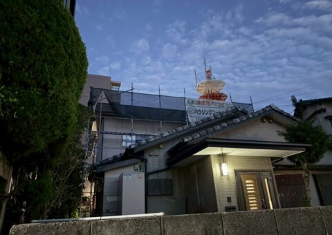 福岡県古賀市天神のO様邸で雨漏りの原因を改善し屋根を守る陸屋根カバー工法と一部塗装工事を行っています。2025年10月20日着工です。【HPより】