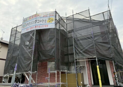 福岡県古賀市花見東のT様邸でチョーキングやシーリングの劣化を補修し屋根と外壁を美しく保つ塗装工事を行っています。2025年10月2日着工です。【HPより】