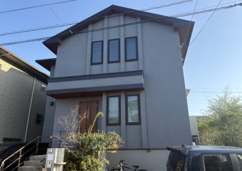 福岡県筑紫野市紫のO様邸で外壁の汚れと色あせを改善する外壁塗装工事を行っています。2025年10月15日着工です。【HPより】