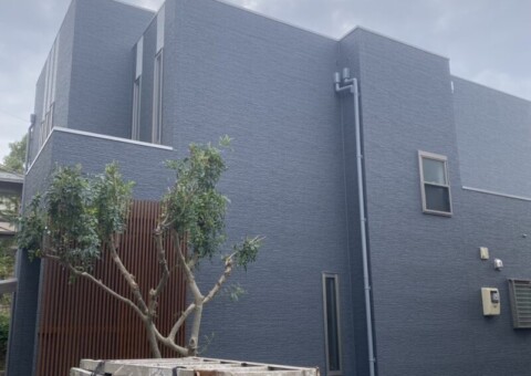 福岡県福岡市南区長住のO様邸で外壁と屋根をしっかり保護し美観をよみがえらせる塗装工事を行いました。2025年11月13日完成です。【チラシより】