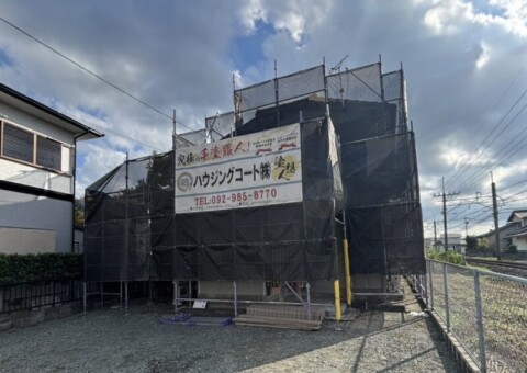 福岡県久留米市安武町のY様邸で外壁のひび割れやチョーキングを補修し屋根と外壁の塗装工事を行っています。2025年9月29日着工です。【HPより】