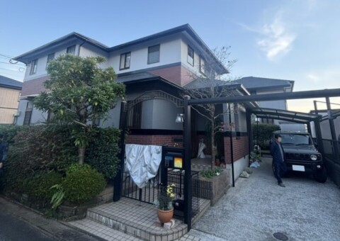 福岡県筑紫野市光が丘のN様邸でチョーキング現象や塗膜剥がれが見られる外壁と屋根の塗装・補修工事を行いました。2025年11月3日完成です。【チラシより】