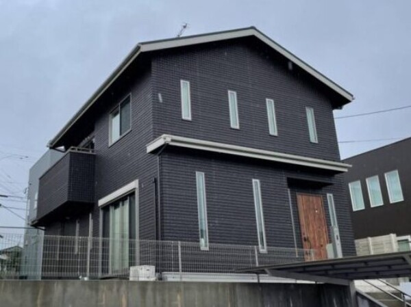 縦ラインが際立つ外壁デザインに最適な配色とは？ツートン仕様で失敗しない色選びのポイントサムネイル