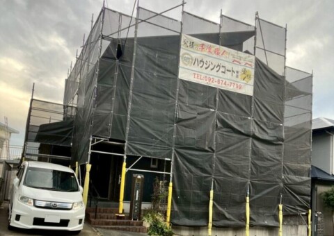 福岡県福岡市東区香住ケ丘のS様邸で外壁のひび割れと屋根の色あせを改善する外壁塗装と屋根塗装工事を行っています。2025年11月13日着工です。【チラシより】